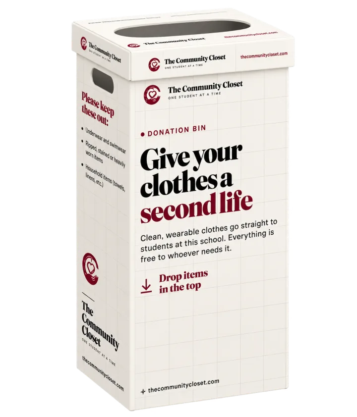 El contenedor de donaciones de The Community Closet, una caja color crema con una abertura en la tapa, con el logo y las palabras Give your clothes a second life.